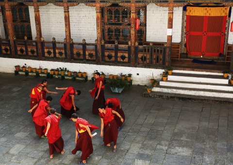 Tanzende bhutanische Mönche