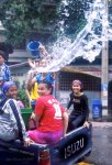 Wasserspiele beim Songkran in Thailand