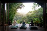 Yoga und Meditation mit Blick auf den Regenwald