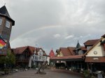 Ein Regenbogen über dem Seehotel