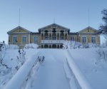 Das Hotel Filipsborg in weiter Schneelandschaft