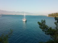 Malerische Küste vom Boot aus erleben
