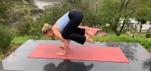 Cornelia Schäfer übt Yoga auf einer Plattform mit traumhaftem Ausblick.