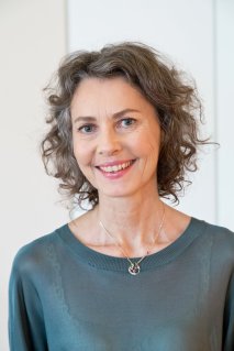 Yogalehrerin Hilde Peer