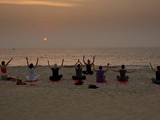 Üben Sie gemeinsam in der Gruppe Yoga am Strand vom Abad Turtle Beach Resort