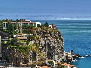 Hoch oben auf einem Felsvorsprung in Ponta do Sol an der Küste Madeiras finden Sie das 4 Sterne Design Hotel Estalagem