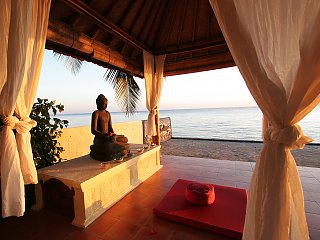 Üben Sie mit Blick auf das Meer Yoga und Meditation im Wantilan im Bali Mandala