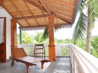 Blick auf den großen und gemütlichen Balkon mit Sitzgelegenheiten in der Villa Safira