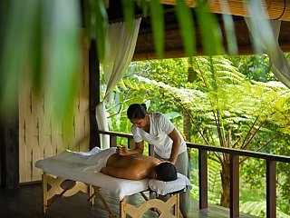 Entspannen Sie bei einer wohltuenden Massage im Freiluft Pavillion