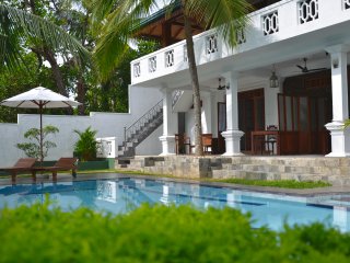 Ruhiger Pool inmitten des Gartens vor der Villa Safira