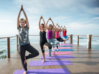 Im Sithnara zusammen mit anderen Ayurveda-Gäste in der Gruppe Yoga üben