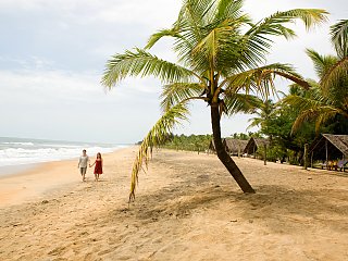 Spazieren Sie entlang des wunderschönen weißen Sandstrandes