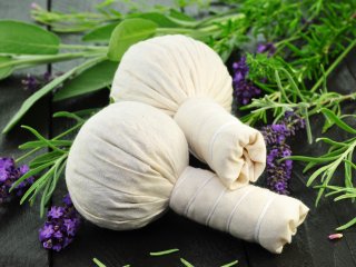 Kräuterstempel sind das besondere Markenzeichen einer entspannenden Ayurveda Kur