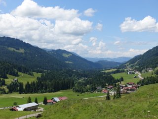 Genießen Sie den Blick über die Landschaft im Allgäu