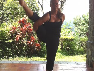 Yoga im Begnas Lake in Phokara, Nepal