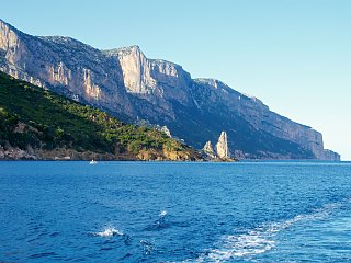 Erkunden Sie die wunderschöne Küste Sardiniens bei einer Bootstour