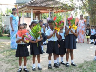 Blumenübergabe durch die Kinder