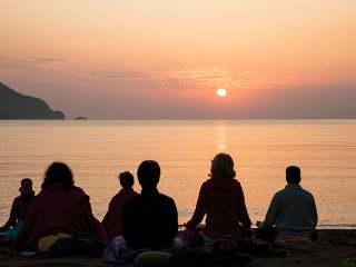Nach einer aufregenden Wanderung den Sonnenuntergang am Strand genießen
