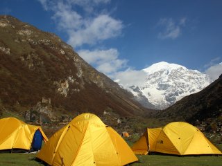 Nach einer Wanderung im Himalaya zelten 