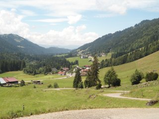 Genießen Sie den wunderschönen Ausblick in das grüne Tal im Allgäu