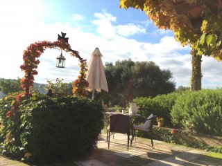 Genießen Sie die Sonnenstrahlen auf der Terrasse der Finca Son Mola Vell auf Mallorca