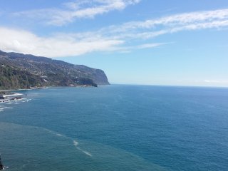 Hoch über auf den Felsen beim Hotel Estalagem wird man mit einem Ausblick über das Meer verwöhnt