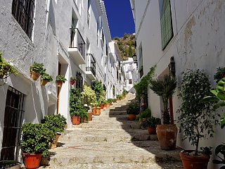 Die malerischen Gassen im weißen Bergdorf Frigiliana in Andalusien werden Sie verzaubern