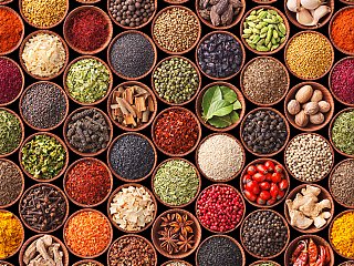 Im Ayurveda spielen Gewürze und Kräuter eine wichtige Rolle, um die Doshas durch ayurvedisches Essen und Kräuteröl Massagen in Einklang zu bringen