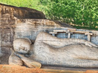 Die Buddha Statue Gal Vihara (auch Gal Viharaya oder Uttararama) wurde im 12. Jahrhundert von Parakramabahu errichtet