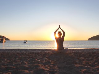 Genießen Sie achtsame Meditationen zum Sonnenaufgang am Strand der Lykischen Küste