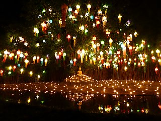 Erleben Sie das funkelnde Meer aus Lichtern in Chiang Mai auf Ihrer nächsten Thailand-Reise!