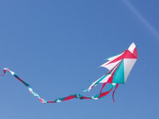 Rauschend bewegt sich ein Drache in leuchtenden Farben im Wind.