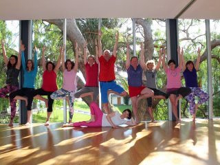 Die Yogi(ni)s mit Yogalehrerin Uli Hawel im 