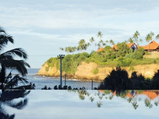 Genießen Sie den weiten Blick vom ruhigen Pool direkt bis hinunter zum rauschenden Ozean