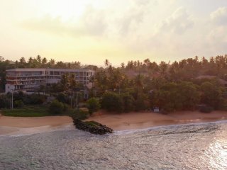 Eine traumhaft ruhige Bucht & goldene Sonnenuntergänge - Wilkommen im Ayurvie Weligama Retreat