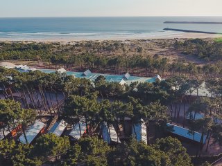 Eingebettet in einen Wald aus hochgewachsenen Pinien, steht das Feel Viana Hotel