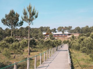 Natürliche Materialien des Hotel Feel Viana fügen sich gut in das Landschaftsbild ein