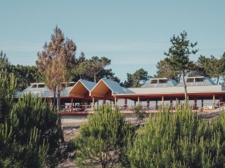 Beim Bau des Feel Viana wurden viele natürliche Materialien wie Holz und Stein verwendet