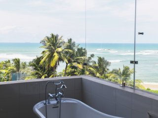 Ayurveda Kur mit Luxus: genießen Sie in Ihrem modernen Bad das Rauschen des Meeres hautnah
