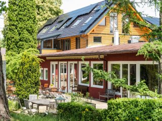 Vom Restaurant aus haben Sie einen herrlichen Blick in den Garten