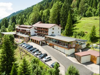Das Bio-Berghotel Ifenblick liegt mitten im Grünen im Allgäu 