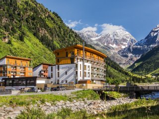 Mitten in den Tiroler Bergen liegt das Hotel Vier Jahreszeiten