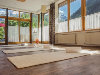 In dem lichtdurchfluteten Yogaraum können Sie sich beim Yoga und der Meditation entspannen 
