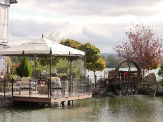 Ein gemütlicher Pavillion am Ufer des Sees