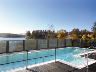 Genießen Sie ein erfrischendes Bad im Outdoor-Pool