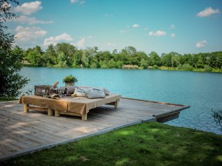 Von der Terrasse aus eröffnet sich eine malerische Aussicht auf den schönen See