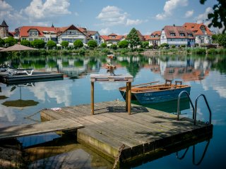 Viele Boote befinden sich entlang des Sees 