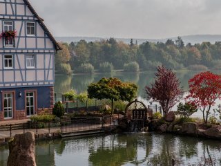 Umringt von grünen Wäldern liegt das Seehotel Niedernberg an einem ruhigen See