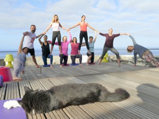 Die Yoga-Gruppe hatte viel Spaß rund um YogalehrerinJudith McClellan im Hotel Estalagem