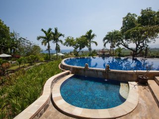 Abkühlen können Sie sich im Pool des Zen Resort